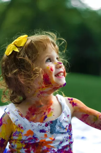Petite fille avec de la peinture