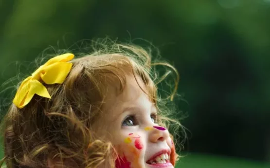 Petite fille avec de la peinture