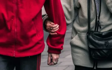 Personnes âgées se tiennent le bras