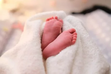 Bébé dans une couverture blanche, naissance d'un enfant