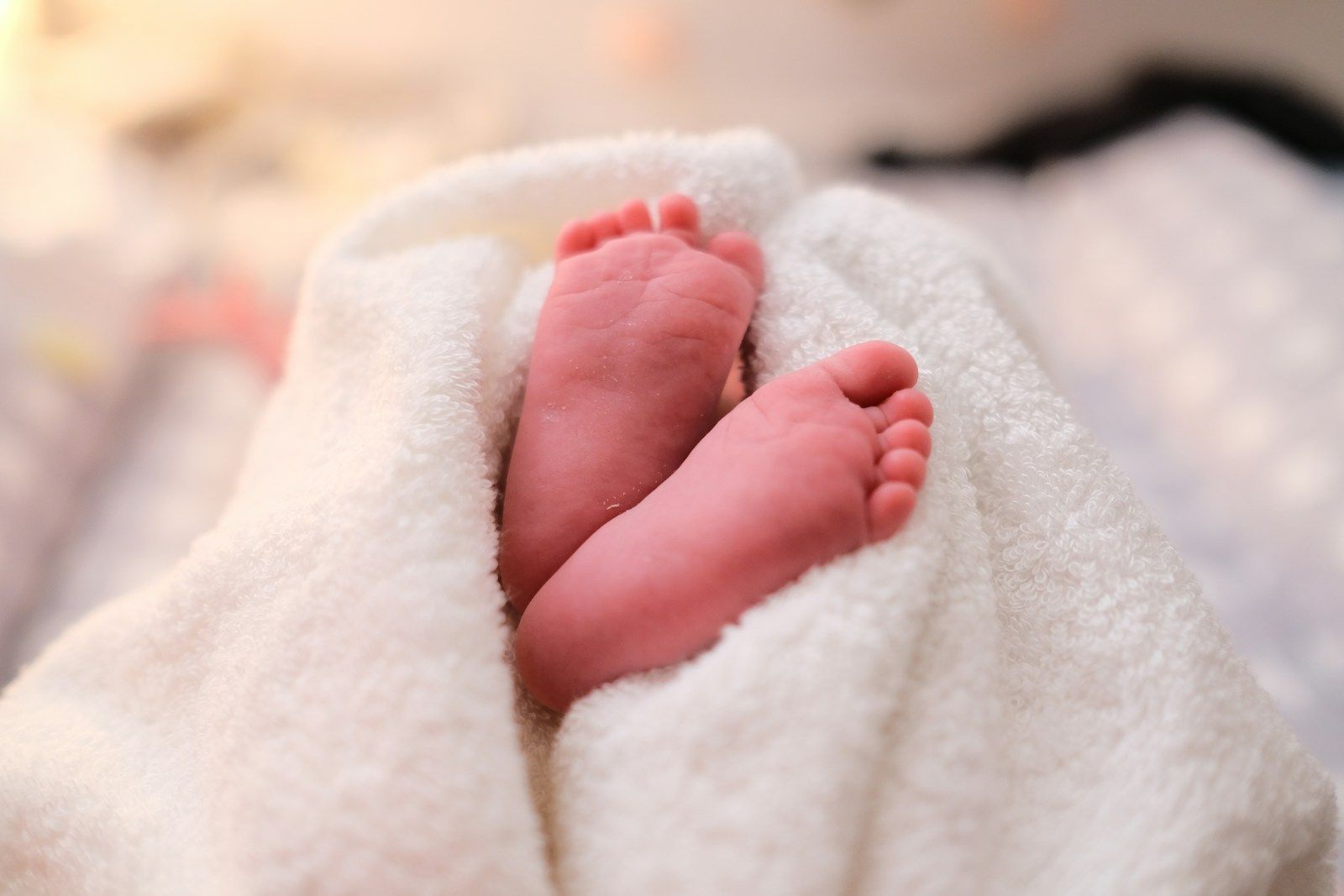 Bébé dans une couverture blanche, naissance d'un enfant